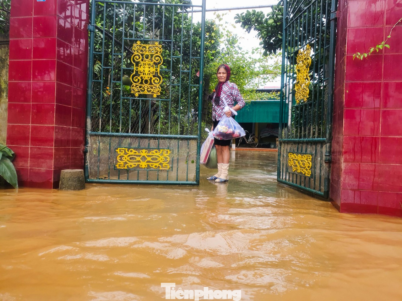 Người dân Quảng Trị mòn mỏi chờ lũ rút để được nấu cơm ảnh 16