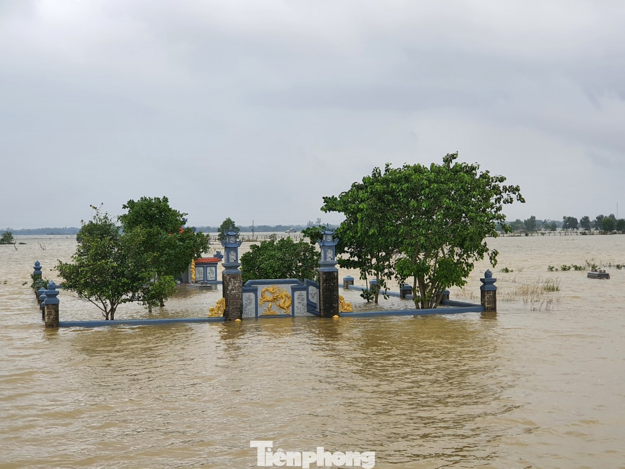 Người dân Quảng Trị mòn mỏi chờ lũ rút để được nấu cơm ảnh 2