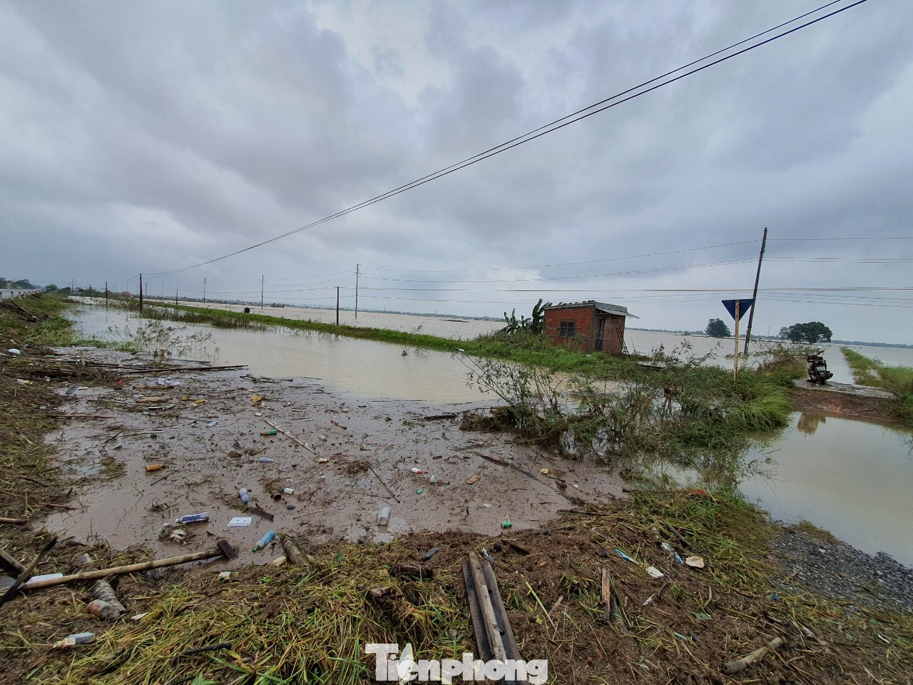 Người dân Quảng Trị mòn mỏi chờ lũ rút để được nấu cơm ảnh 3