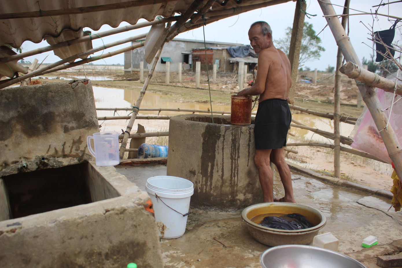 Sống trên nóc nhà, người dân Quảng Bình khắc khoải chờ lũ rút ảnh 15