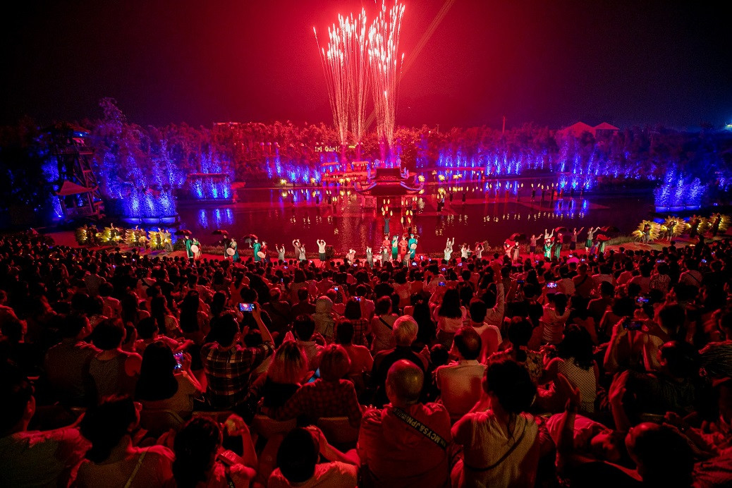 2000 khán giả đón pháo hoa mừng Tinh Hoa Bắc Bộ tròn 2 tuổi ảnh 3