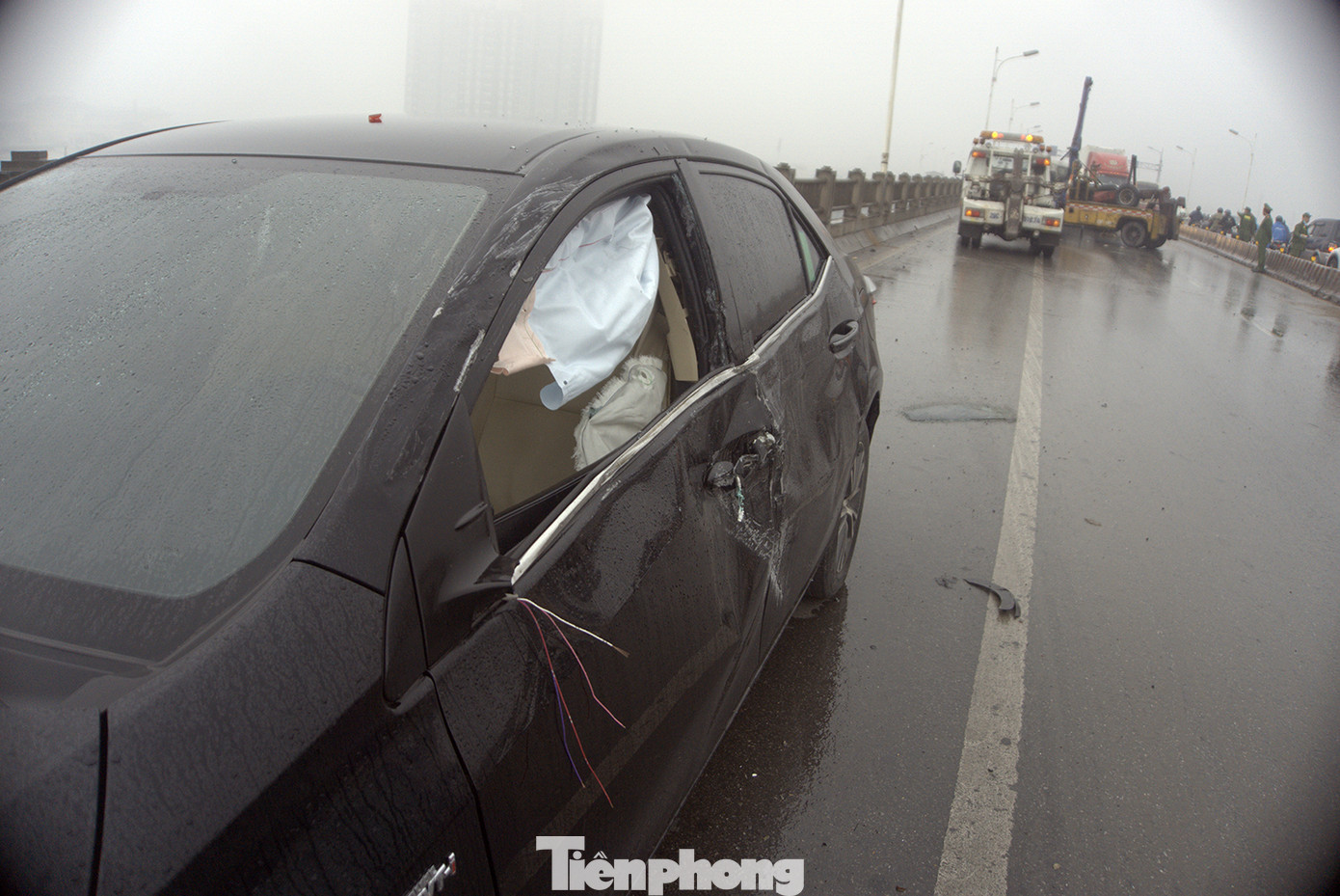 Cầu Vĩnh Tuy 'thất thủ' vì xế hộp lật ngửa giữa đường ảnh 3