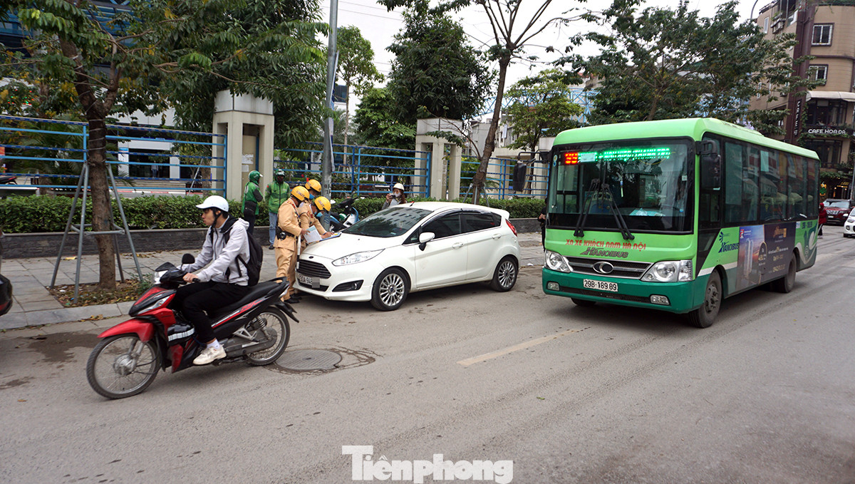 Nhiều trường hợp ô tô bị dán thông báo ngày đầu xử phạt ‘nguội’ ảnh 8
