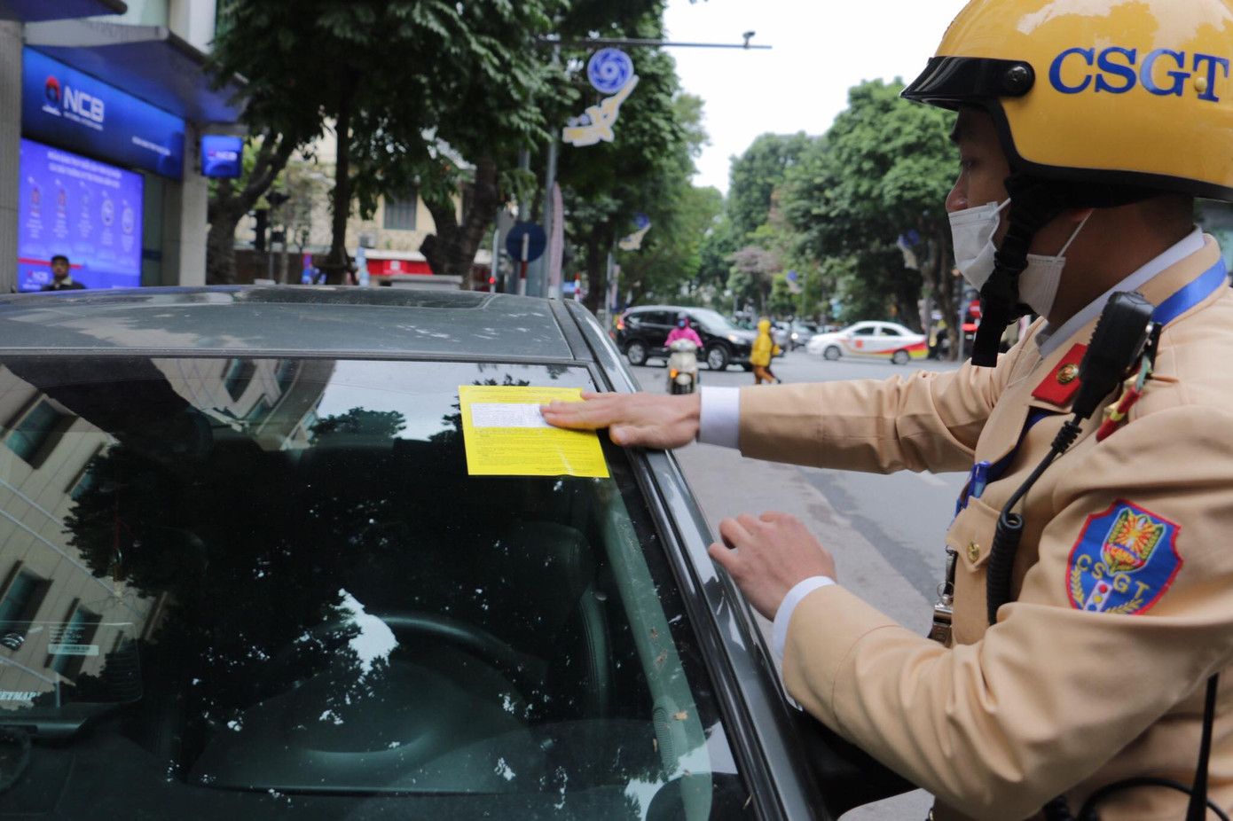 Nhiều trường hợp ô tô bị dán thông báo ngày đầu xử phạt ‘nguội’ ảnh 11