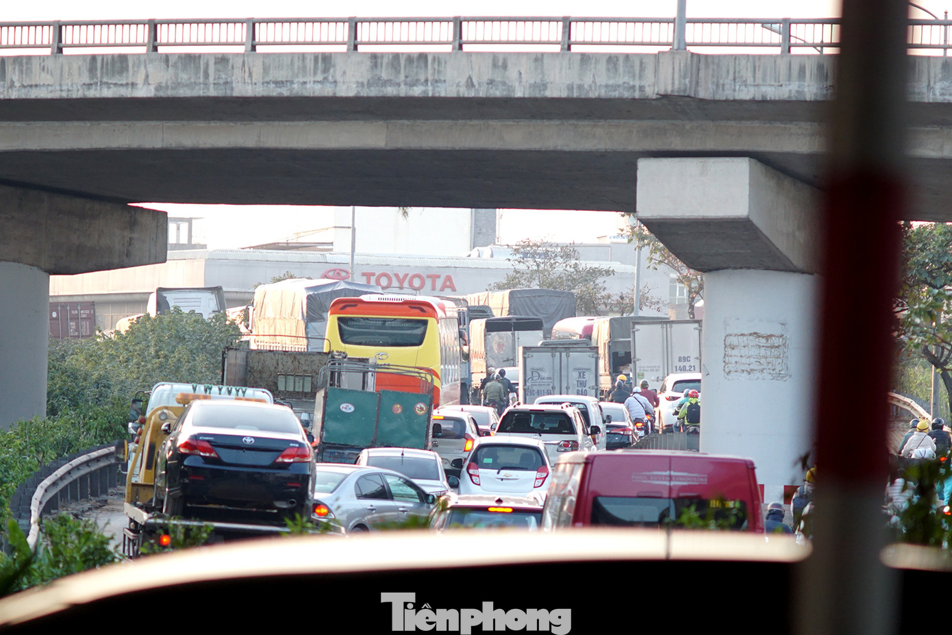 Dòng phương tiện khó nhọc ra khỏi cửa ngõ Thủ đô chiều cuối năm ảnh 12