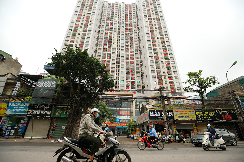 Thủ đô Hà Nội rực rỡ cờ hoa trong ngày lễ 30/4 ảnh 13