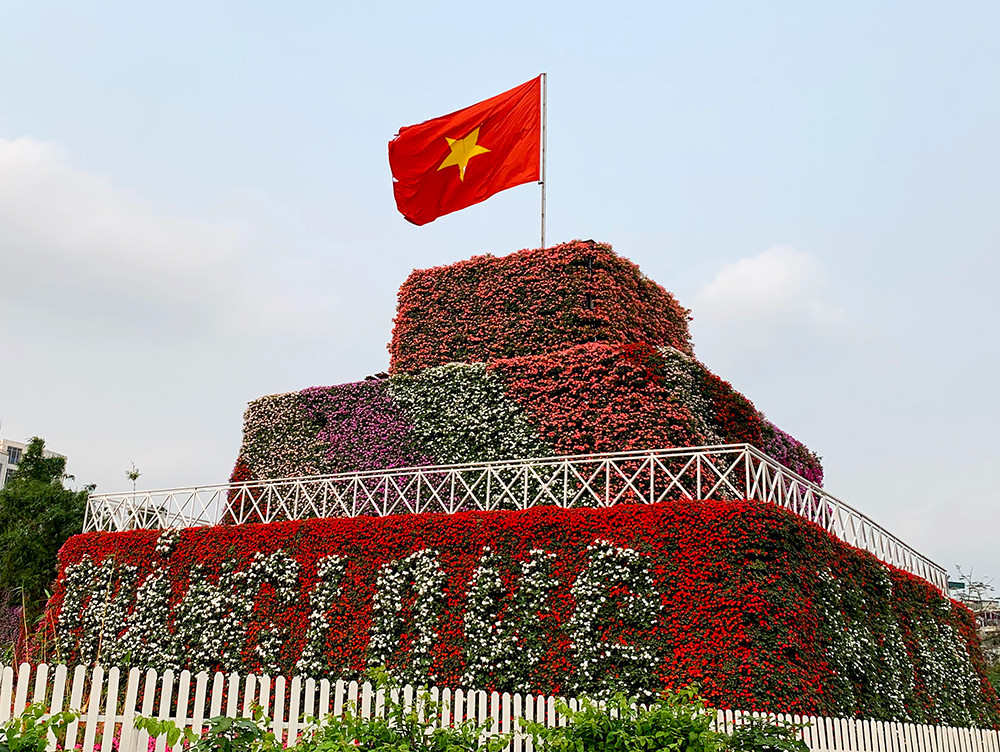 Thủ đô Hà Nội rực rỡ cờ hoa trong ngày lễ 30/4 ảnh 6