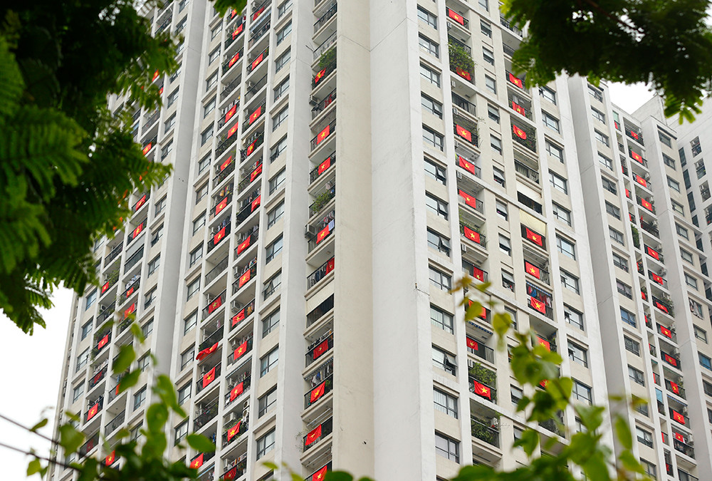 Thủ đô Hà Nội rực rỡ cờ hoa trong ngày lễ 30/4 ảnh 14