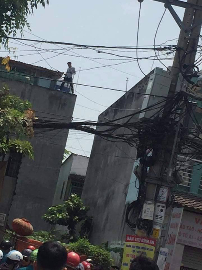 Hai kẻ tình nghi trộm cắp xịt hơi cay vào công an ảnh 1