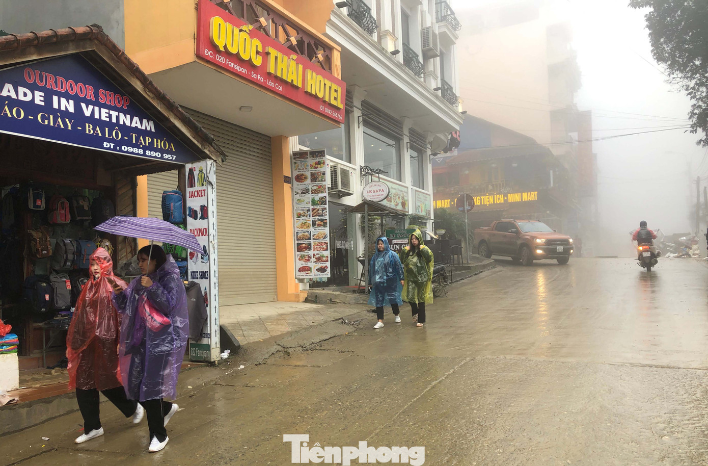 Không khí lạnh tràn về, khách du lịch co ro trong cái lạnh dưới 10 độ C ở Sa Pa ảnh 11