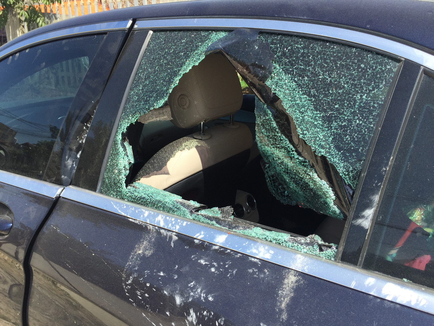 Tìm chủ nhân xe Mercedes có vết máu mang biển Hà Nội, bị bỏ ven đường ảnh 1