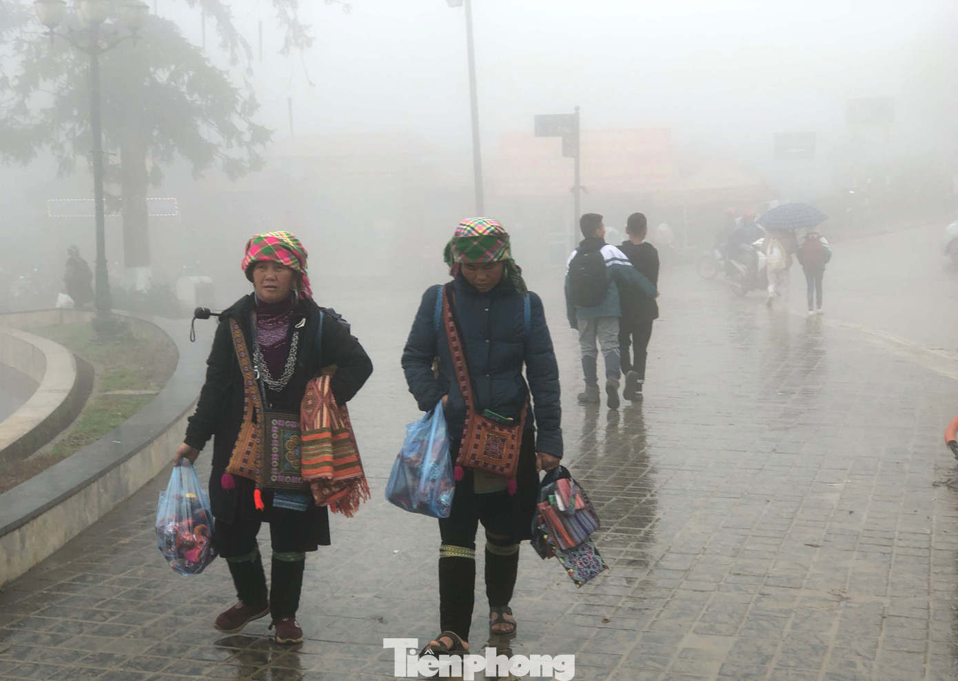 Không khí lạnh tràn về, khách du lịch co ro trong cái lạnh dưới 10 độ C ở Sa Pa ảnh 8