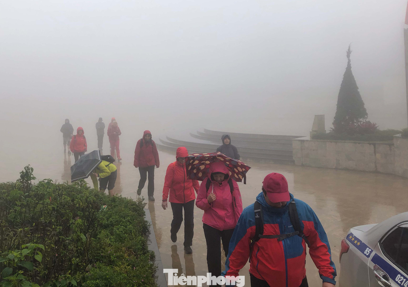 Không khí lạnh tràn về, khách du lịch co ro trong cái lạnh dưới 10 độ C ở Sa Pa ảnh 9