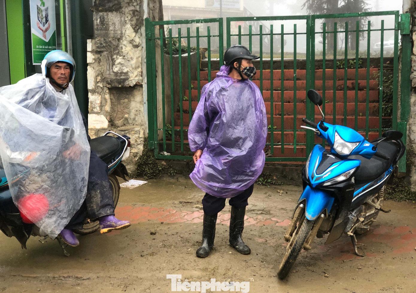 Không khí lạnh tràn về, khách du lịch co ro trong cái lạnh dưới 10 độ C ở Sa Pa ảnh 7