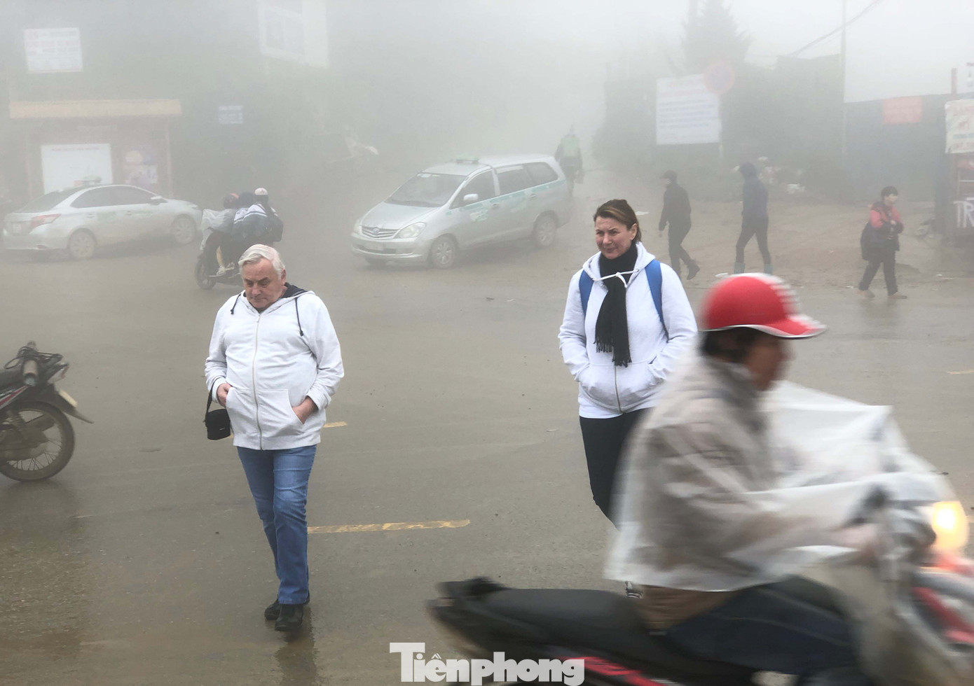 Không khí lạnh tràn về, khách du lịch co ro trong cái lạnh dưới 10 độ C ở Sa Pa ảnh 10