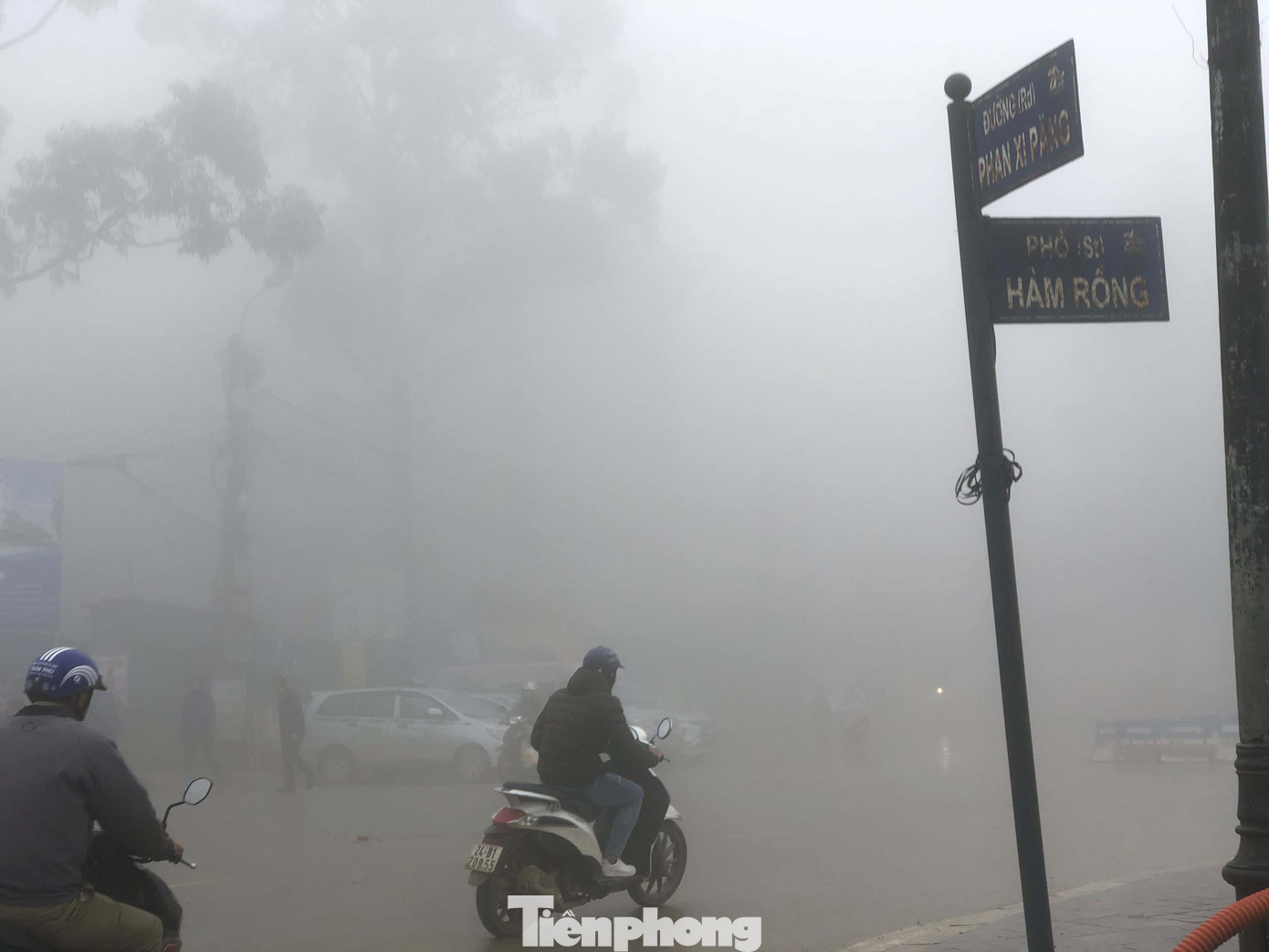 Không khí lạnh tràn về, khách du lịch co ro trong cái lạnh dưới 10 độ C ở Sa Pa ảnh 3