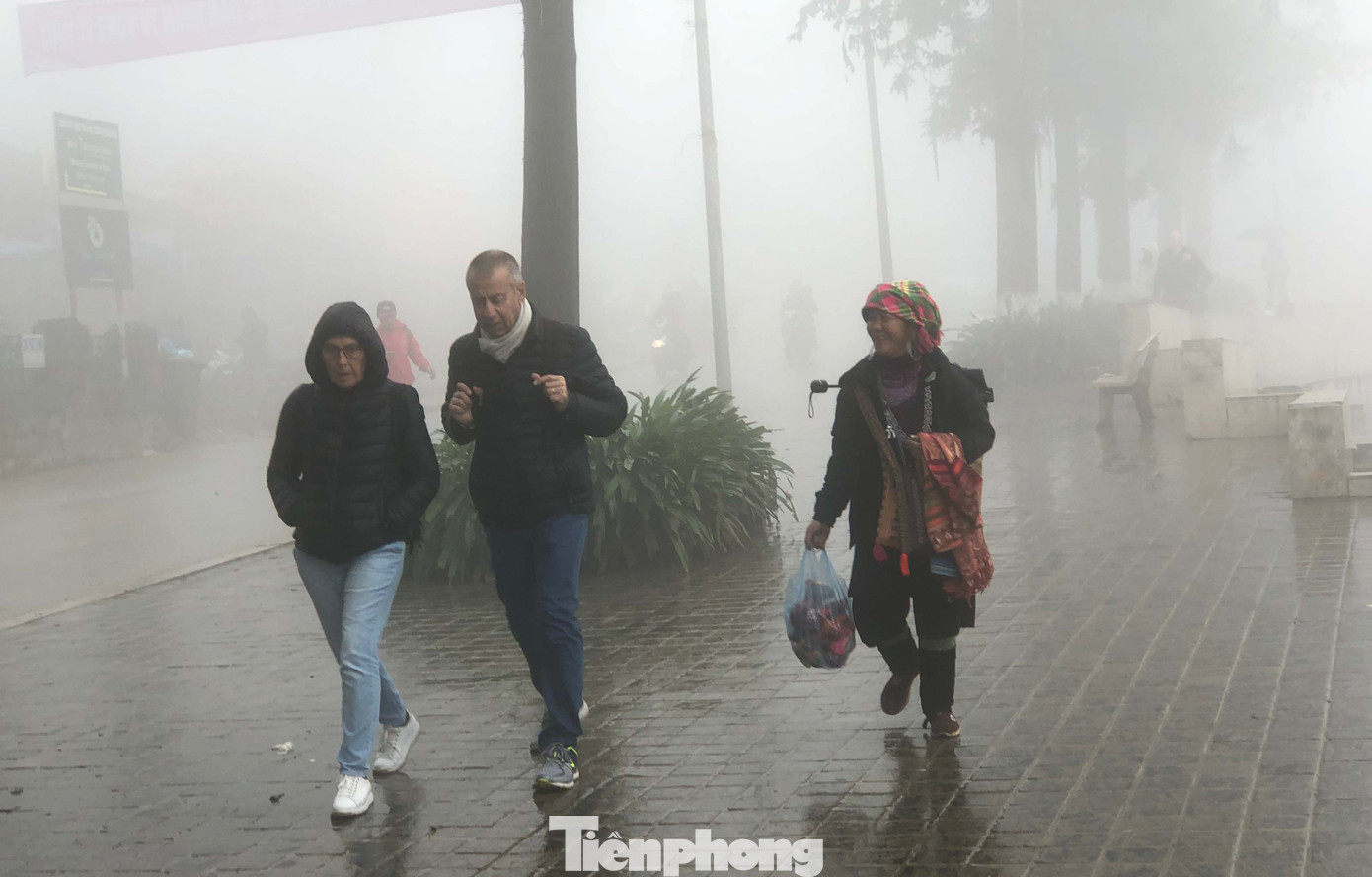 Không khí lạnh tràn về, khách du lịch co ro trong cái lạnh dưới 10 độ C ở Sa Pa ảnh 6