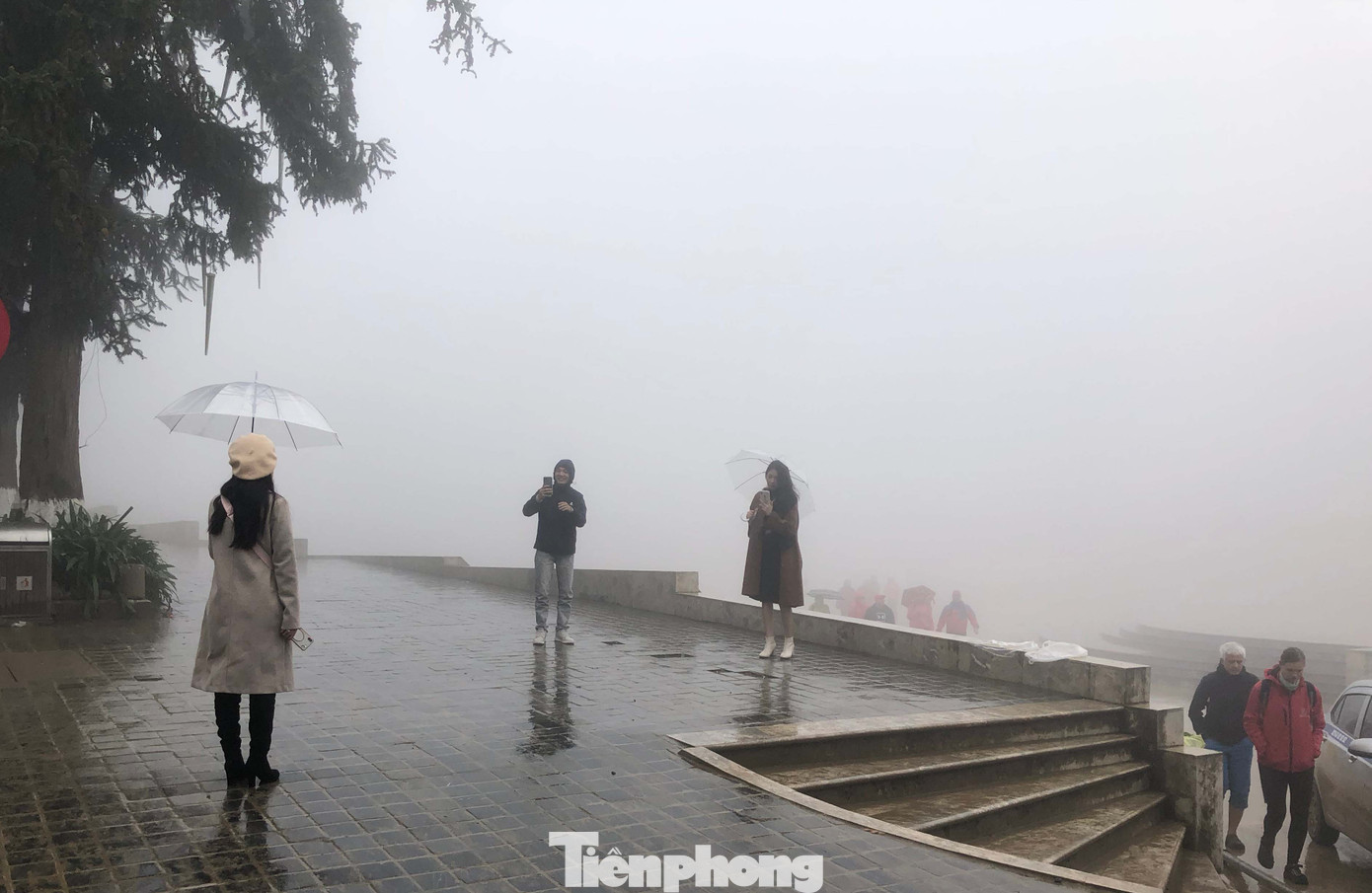 Không khí lạnh tràn về, khách du lịch co ro trong cái lạnh dưới 10 độ C ở Sa Pa ảnh 5