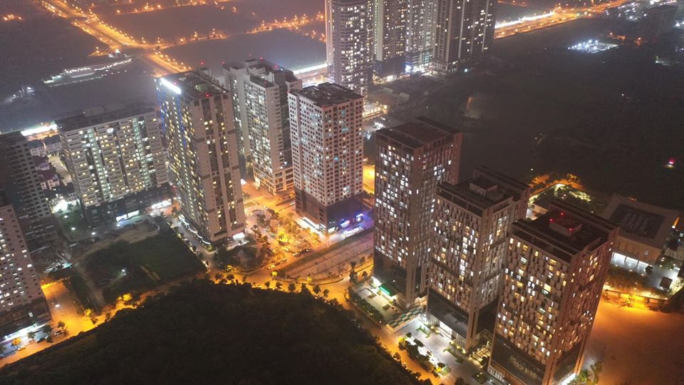 Cư dân chung cư vỗ tay, treo cờ cổ vũ phòng chống dịch COVID-19 ảnh 1