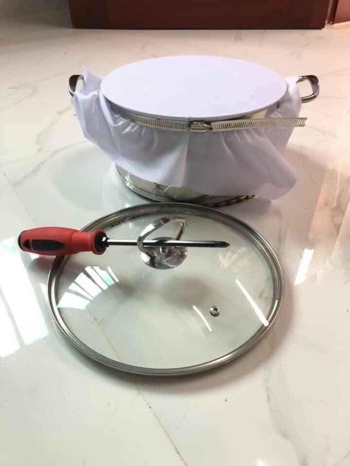 Chị em trổ tài vào bếp lúc nghỉ dịch, 'cháy' nguyên liệu, dụng cụ làm bánh ảnh 2