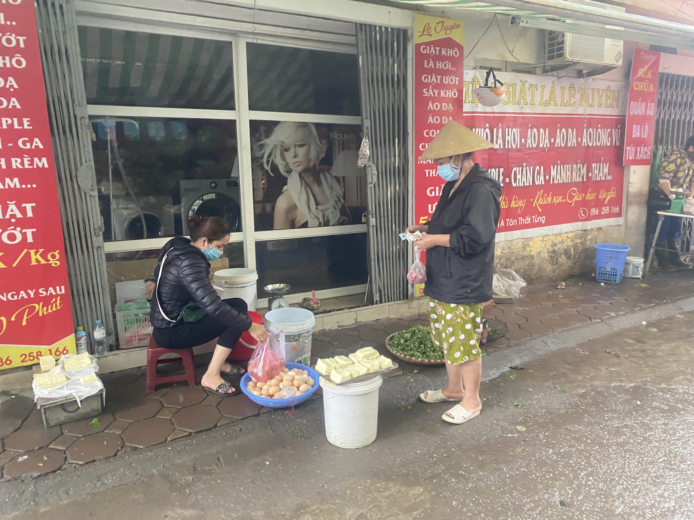 Siêu thị vắng khách, tiểu thương 'chợ cóc' ế ẩm sau 2 ngày cách ly ảnh 5