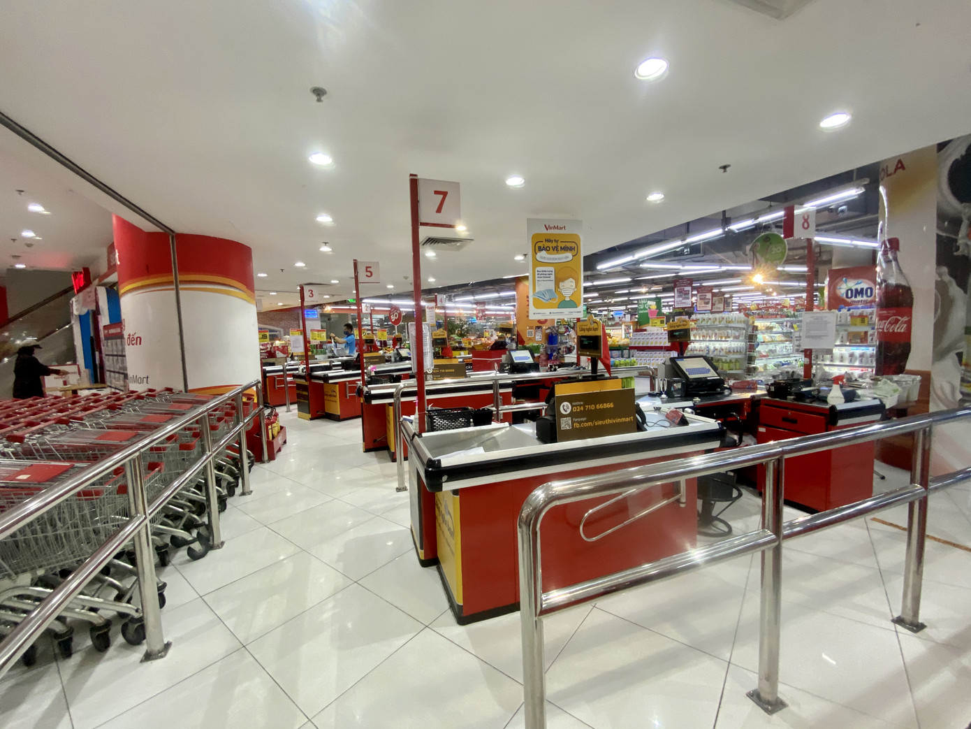 Siêu thị vắng khách, tiểu thương 'chợ cóc' ế ẩm sau 2 ngày cách ly ảnh 11