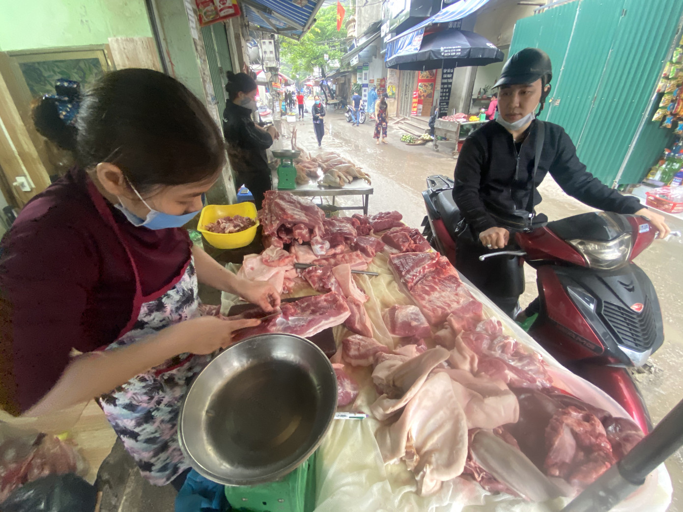 Siêu thị vắng khách, tiểu thương 'chợ cóc' ế ẩm sau 2 ngày cách ly ảnh 4