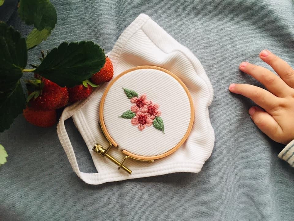 Khẩu trang thêu lên ngôi trong mùa dịch COVID-19 ảnh 4