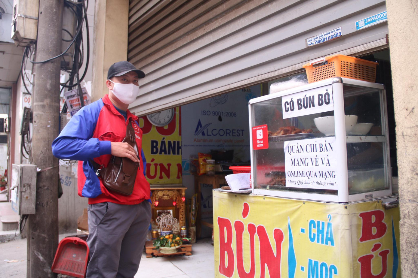 Giao hàng vẫn hoạt động bình thường. Ngày đầu cách ly toàn xã hội: Chợ truyền thống ít quầy, nhiều mặt hàng tăng giá ảnh 3