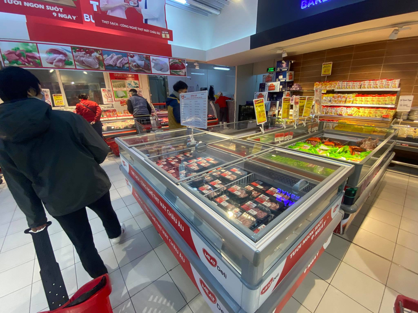 Siêu thị Vinmart dồi dào thực phẩm phục vụ người dân Hà Nội trong thời gian cách ly toàn xã hội 14 ngày. Ngày đầu cách ly toàn xã hội: Chợ truyền thống ít quầy, nhiều mặt hàng tăng giá ảnh 4