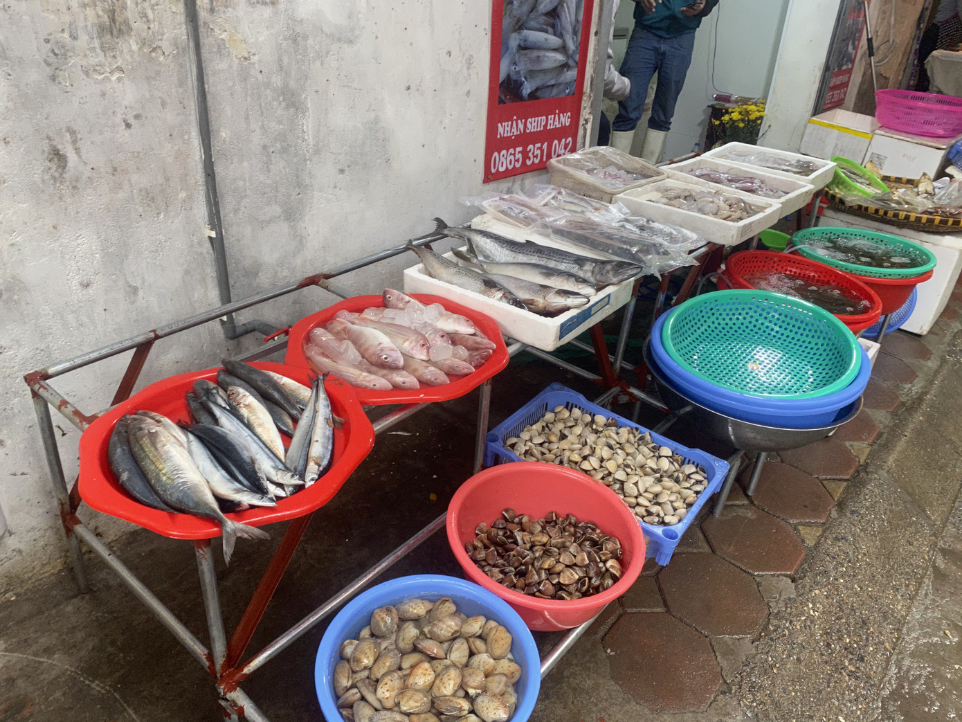 Siêu thị vắng khách, tiểu thương 'chợ cóc' ế ẩm sau 2 ngày cách ly ảnh 6