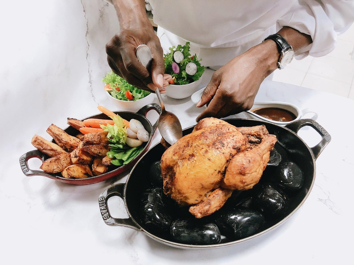 Đóng cửa vì COVID-19, khách sạn 5 sao cũng ship đồ ăn đến tận nhà ảnh 1