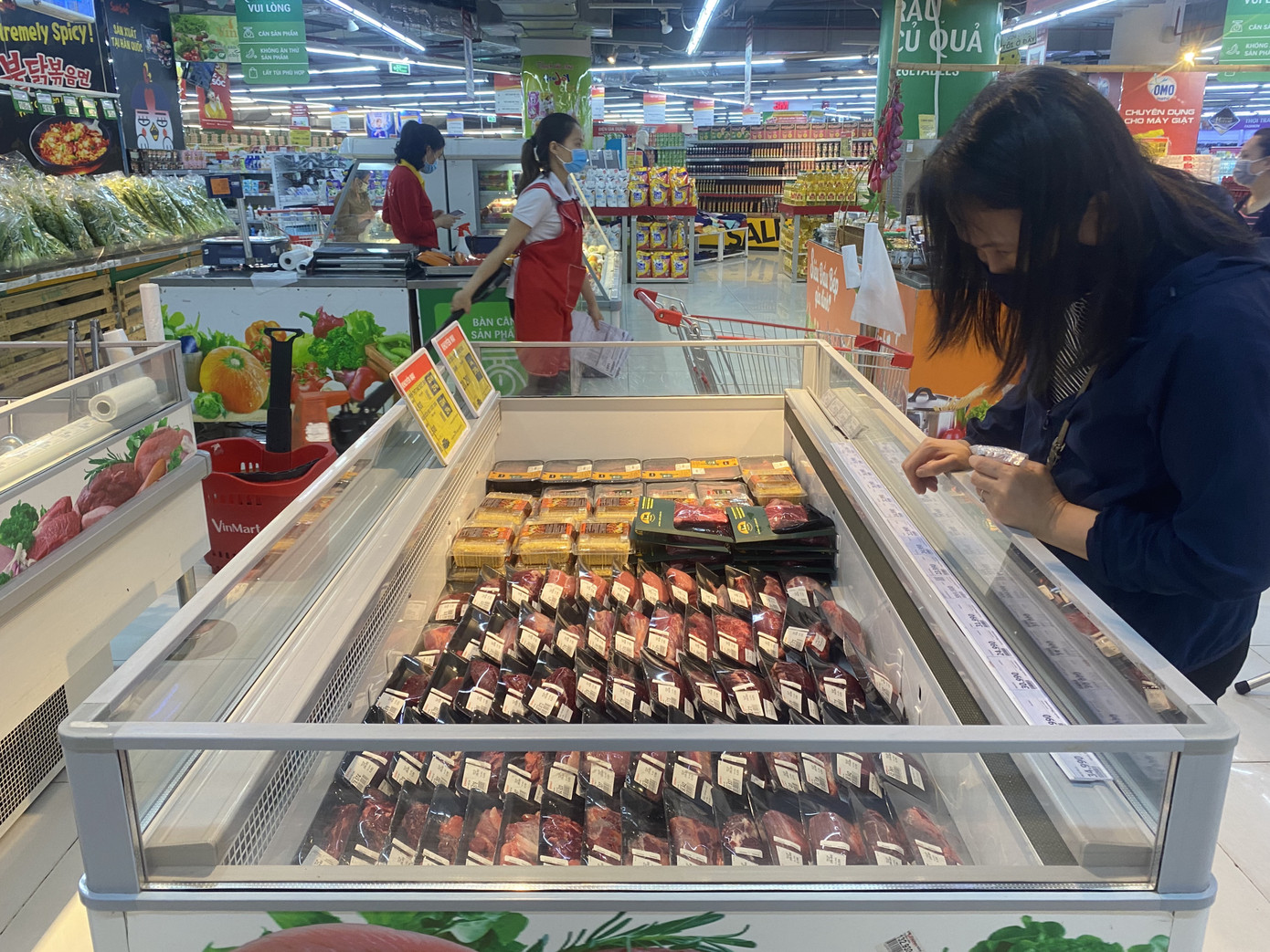 Siêu thị vắng khách, tiểu thương 'chợ cóc' ế ẩm sau 2 ngày cách ly ảnh 10