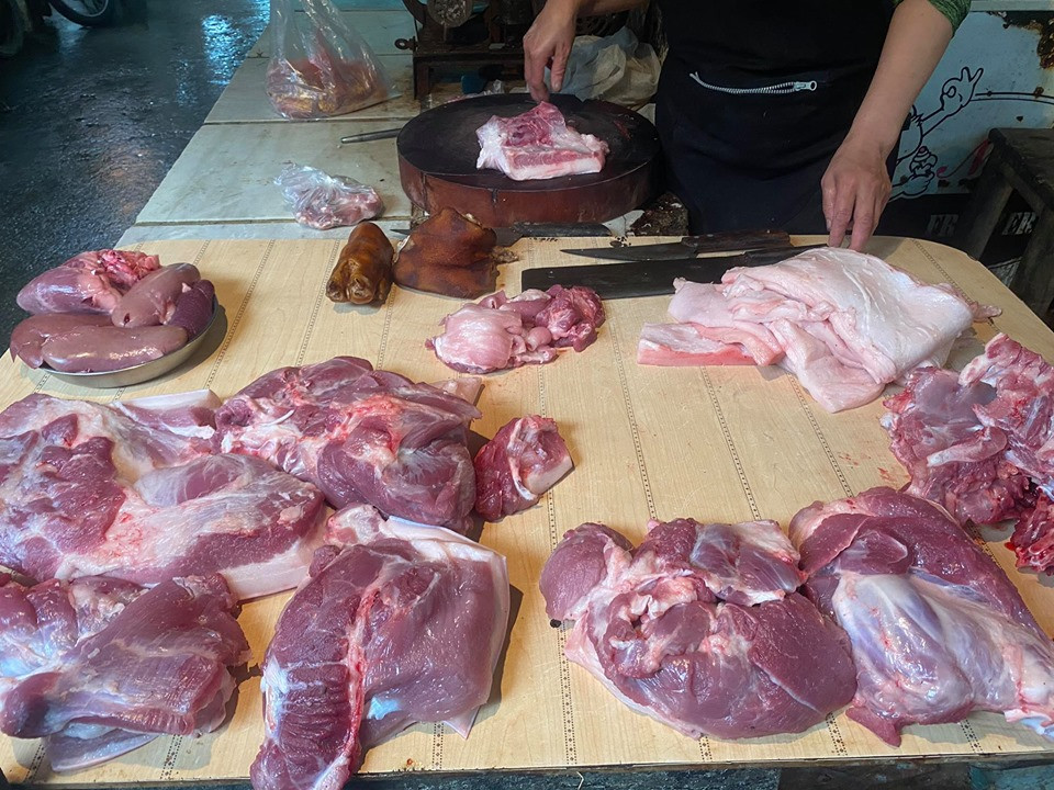 Siêu thị giảm giá, thịt lợn rẻ hơn từ 5-15 ngàn đồng/kg ảnh 1