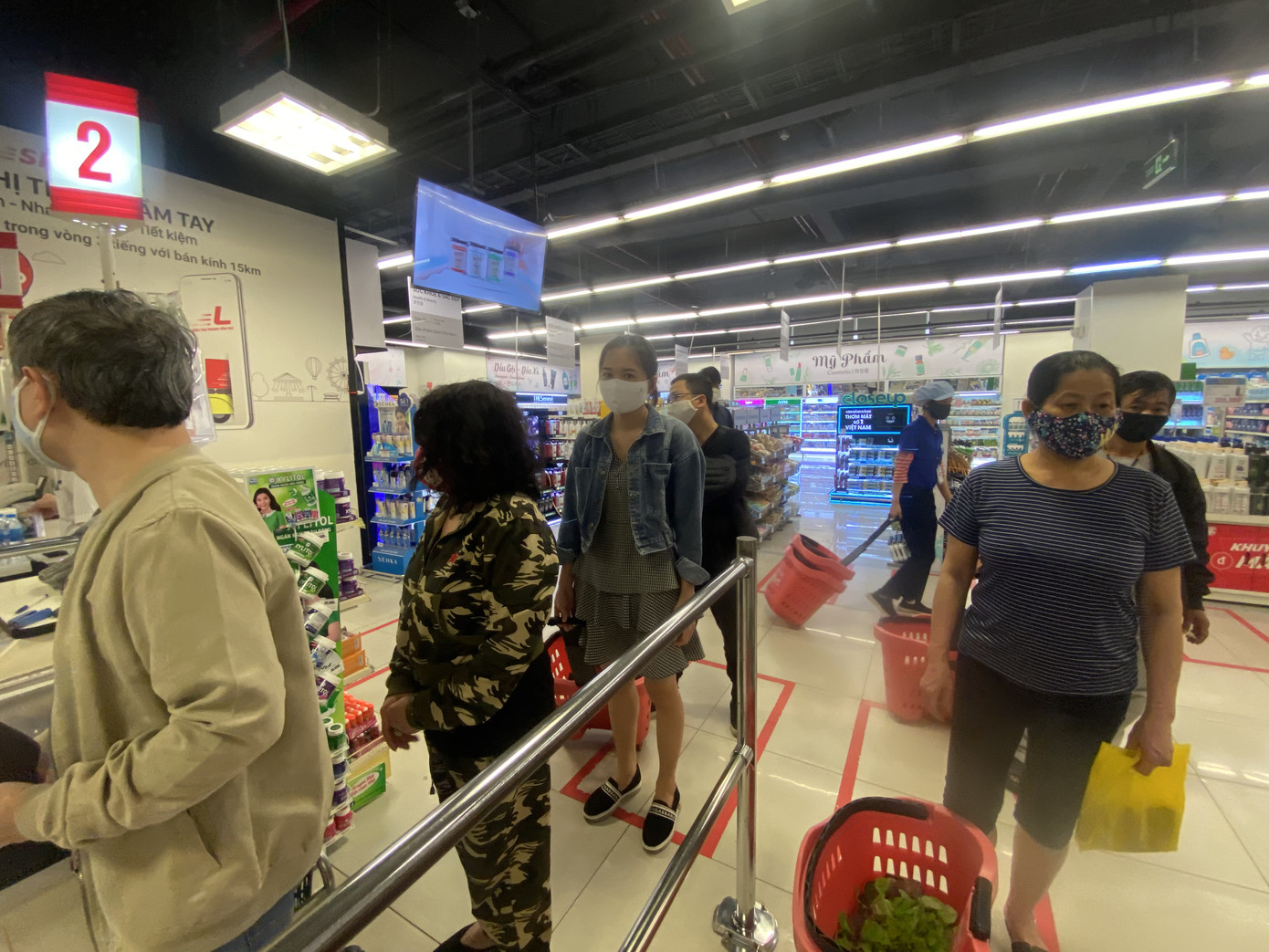 Siêu thị đông đúc, chen chân chờ thanh toán giữa những ngày 'cách ly toàn xã hội' ảnh 4