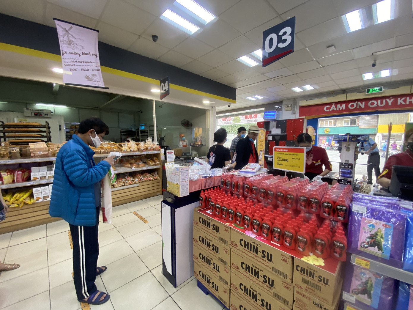 Siêu thị đông đúc, chen chân chờ thanh toán giữa những ngày 'cách ly toàn xã hội' ảnh 9