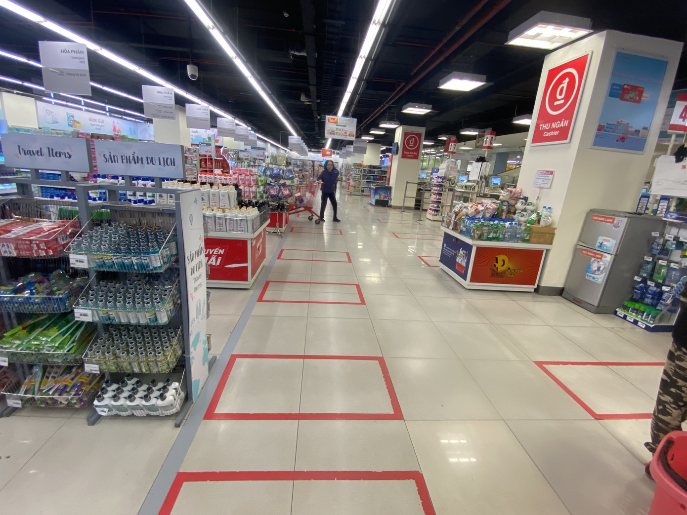 Siêu thị đông đúc, chen chân chờ thanh toán giữa những ngày 'cách ly toàn xã hội' ảnh 3