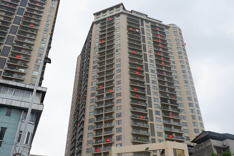 Cư dân chung cư vỗ tay, treo cờ cổ vũ phòng chống dịch COVID-19 ảnh 4