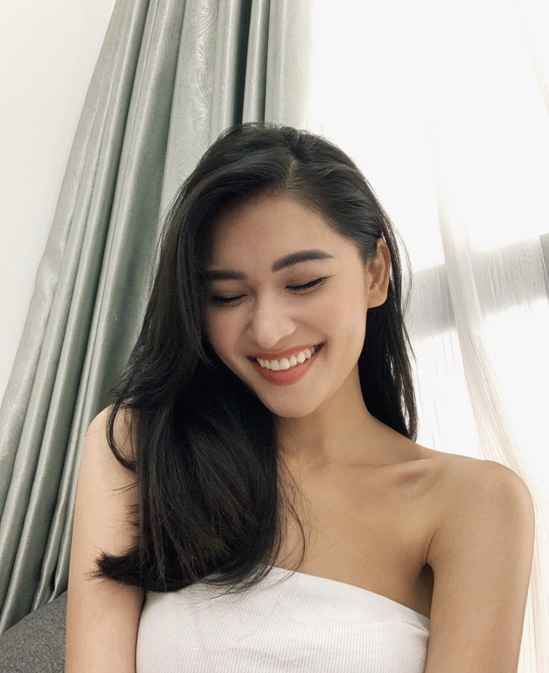 Ở nhà cách ly, Á hậu Thuỳ Dung khoe 'sương sương' vai trần sexy đủ làm fans xao xuyến ảnh 3