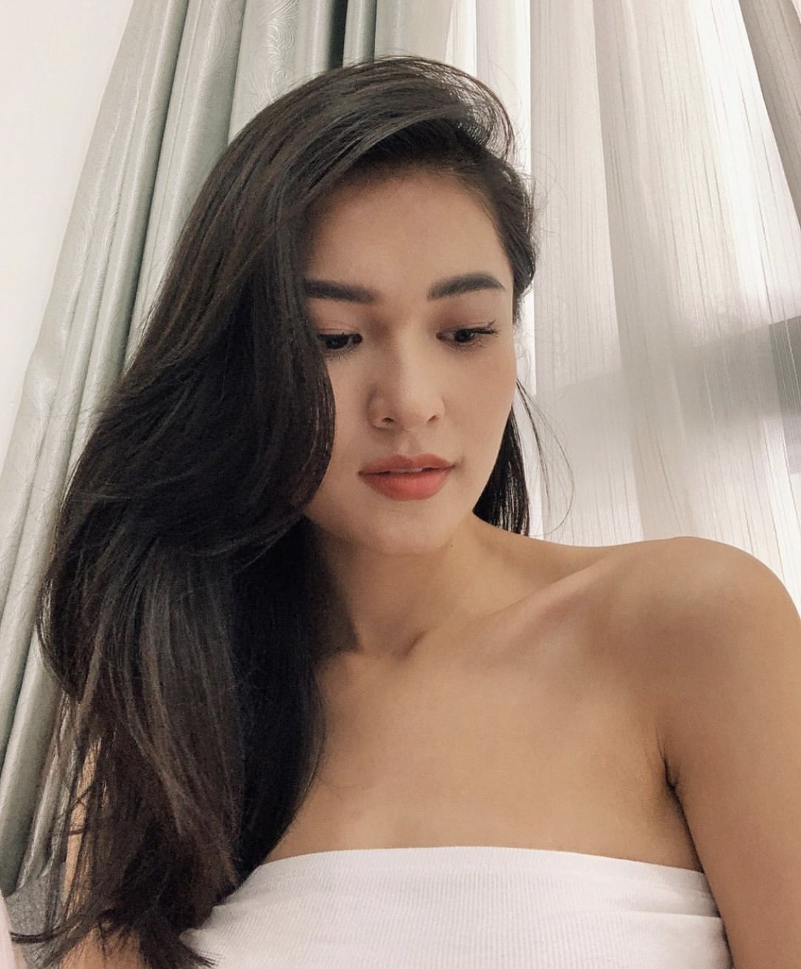 Ở nhà cách ly, Á hậu Thuỳ Dung khoe 'sương sương' vai trần sexy đủ làm fans xao xuyến ảnh 2