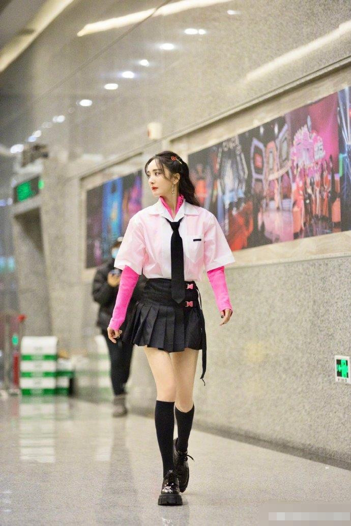 Xinh tươi rạng ngời, Dương Mịch trẻ như nữ sinh, khoe chân dài trứ danh ảnh 11