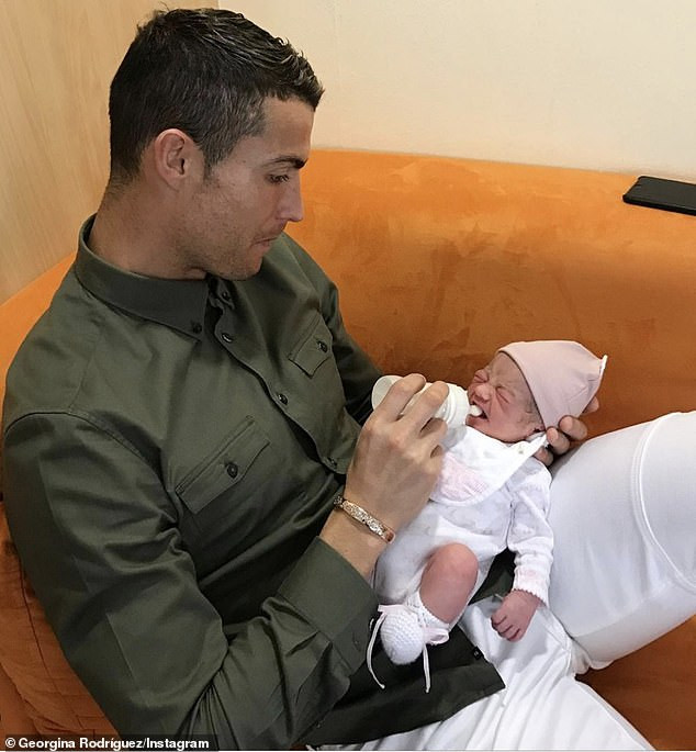 Bạn gái Ronaldo diện nội y nóng bỏng gây 'bão' mạng ảnh 8