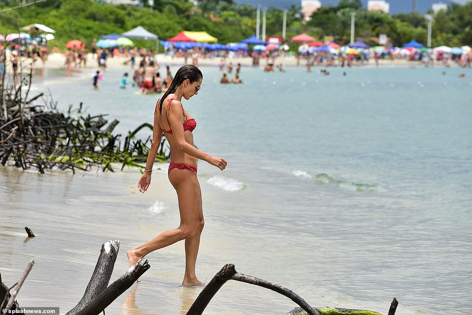 Hai thiên thần nội y đắt giá cùng diện bikini đỏ nổi bật trên biển ảnh 9