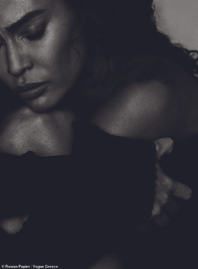 Irina Shayk cùng dàn mẫu quyến rũ hút hồn trên Vogue Hy Lạp ảnh 7