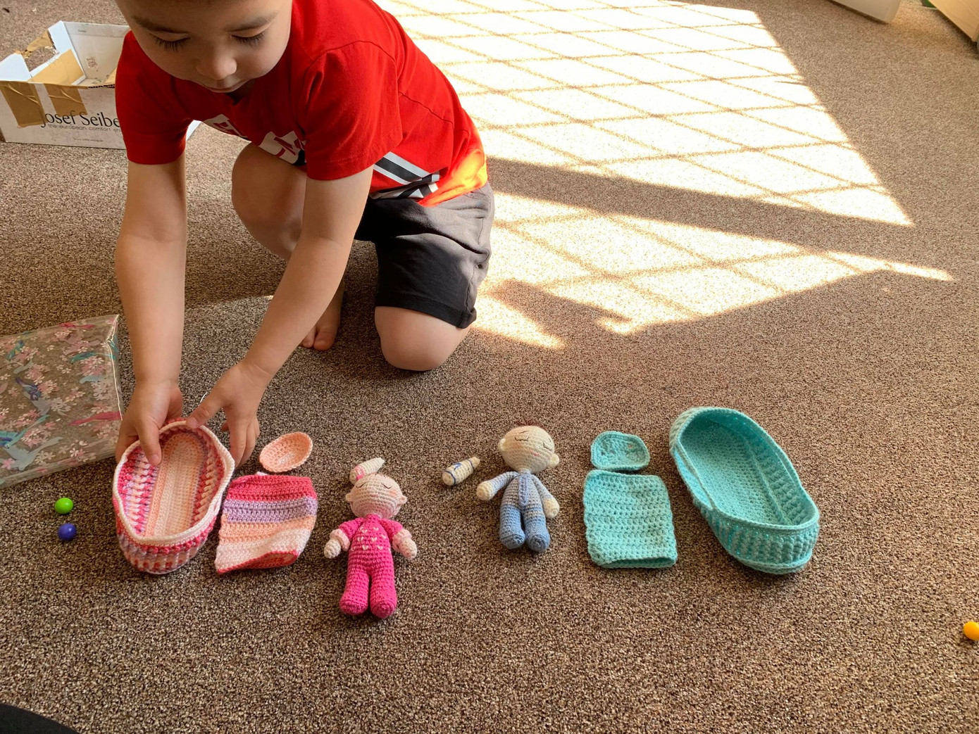 Mẹ Việt ở Anh làm 'thế giới đồ chơi handmade' sinh động cho con ảnh 8