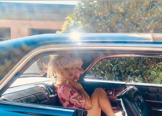 Pamela Anderson U60 vẫn xứng danh 'bom gợi cảm' ảnh 11