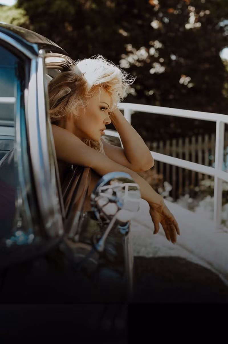 Pamela Anderson U60 vẫn xứng danh 'bom gợi cảm' ảnh 8