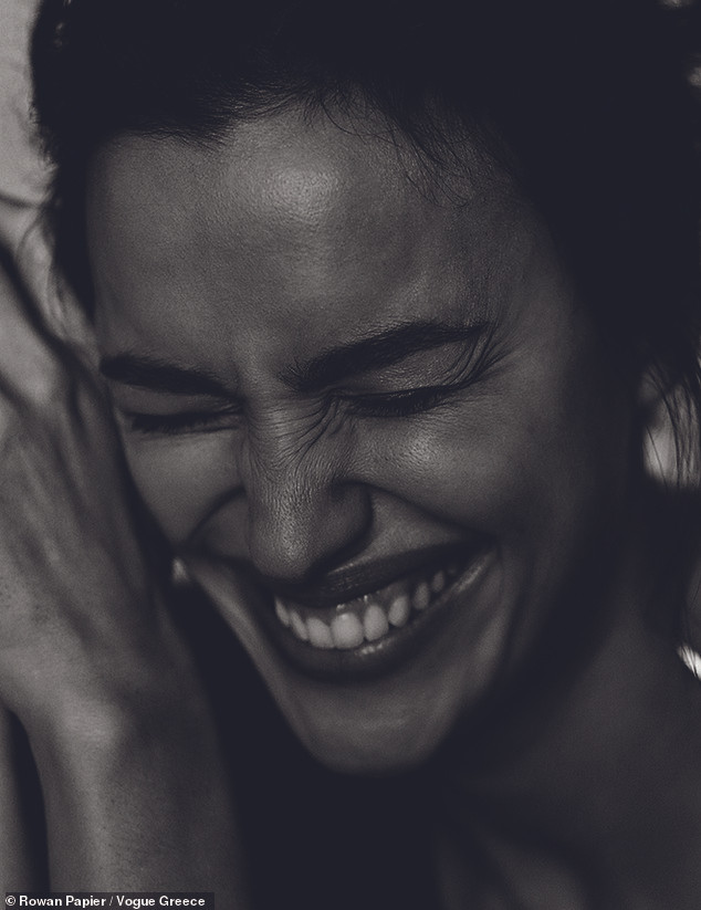 Irina Shayk cùng dàn mẫu quyến rũ hút hồn trên Vogue Hy Lạp ảnh 3