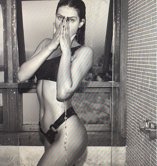 Hình thể hoàn hảo như tạc tượng của 'chân dài' U40 Isabeli Fontana ảnh 3