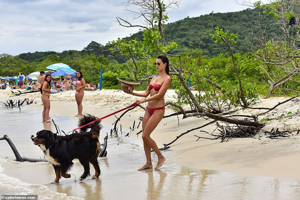 Hai thiên thần nội y đắt giá cùng diện bikini đỏ nổi bật trên biển ảnh 11